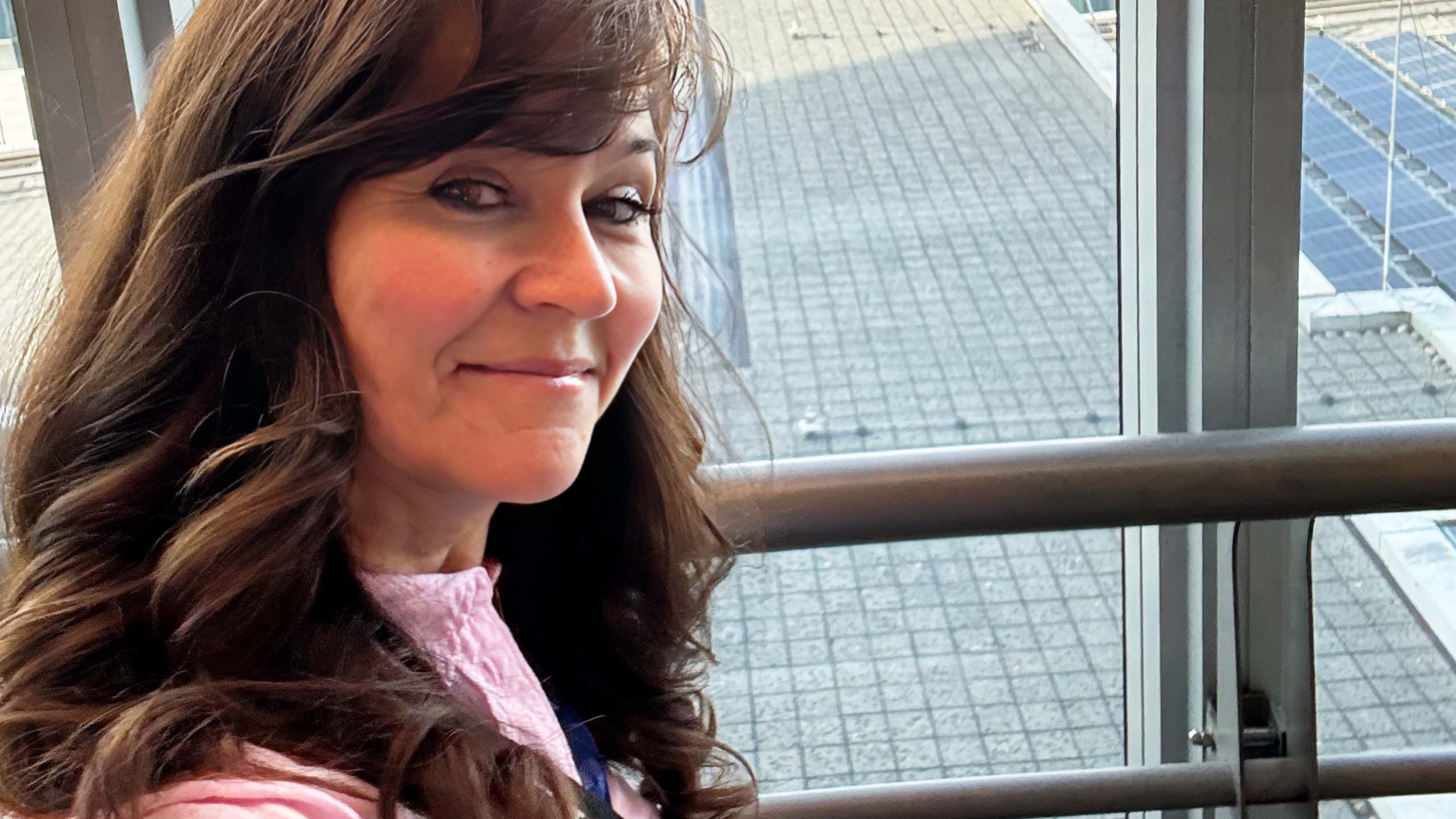 Linssileikkauksessa k&auml;ynyt Eva Maria hymyilee kameralle